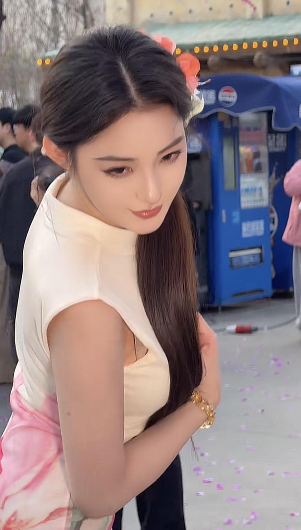 温柔优雅，花海中的仙女