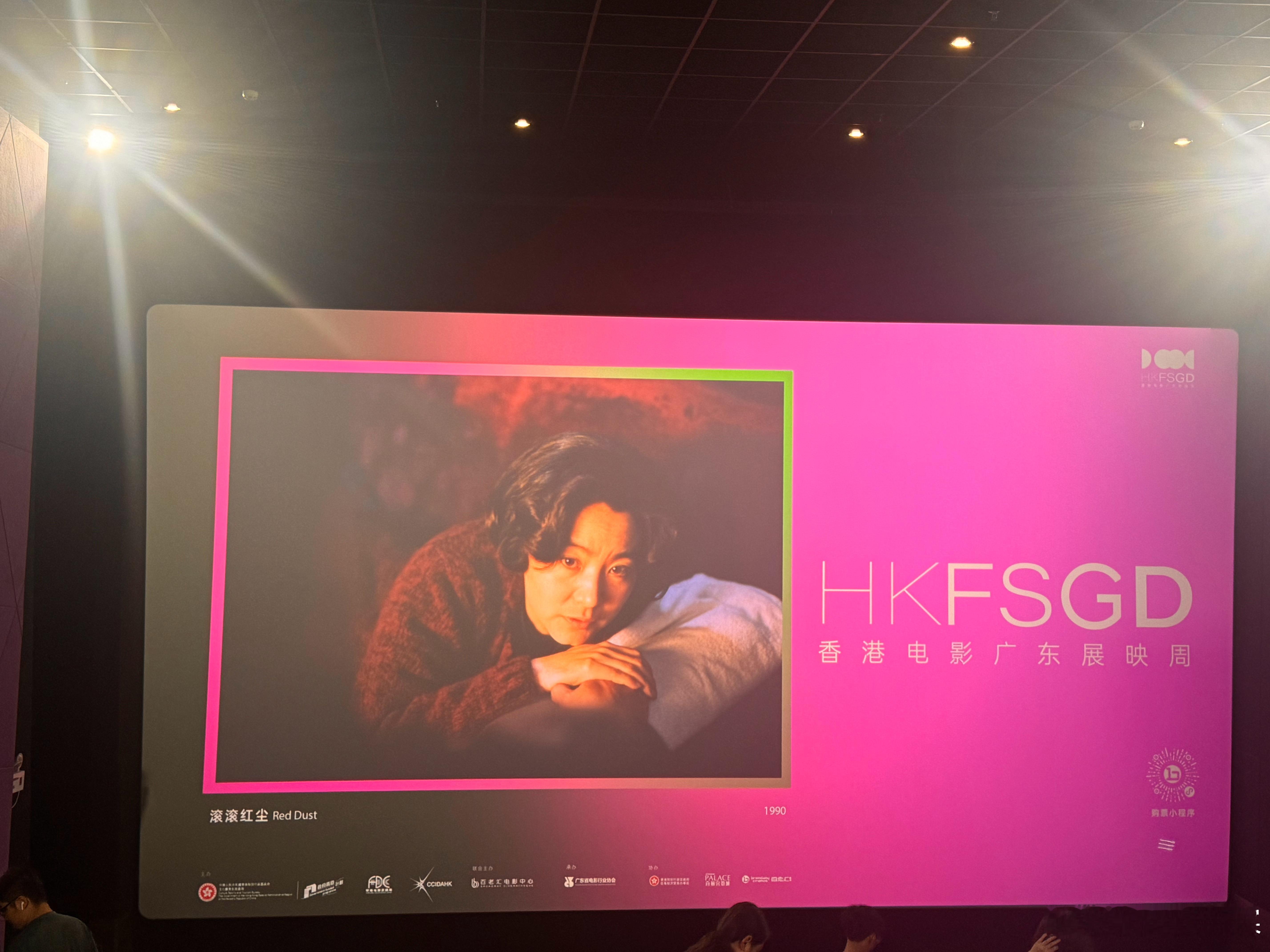 电影滚滚红尘，就，那个年代特别喜欢拍文青恋爱脑女主和特定时期的题材，从好的方面讲
