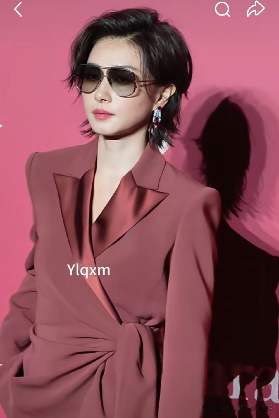 万茜真的太适配短发了，圈内女星大多清一色长发，利落短发反倒让她瞬间有独特辨识度，