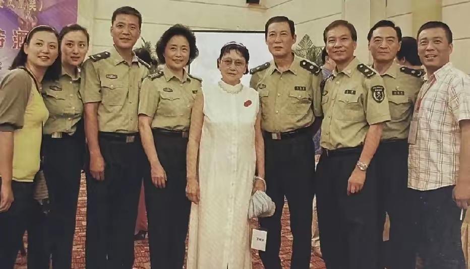 站在中间这不是老艺术家王晓棠前辈吗？她身姿挺拔，笑容灿烂，也是八一电影制片厂厂长