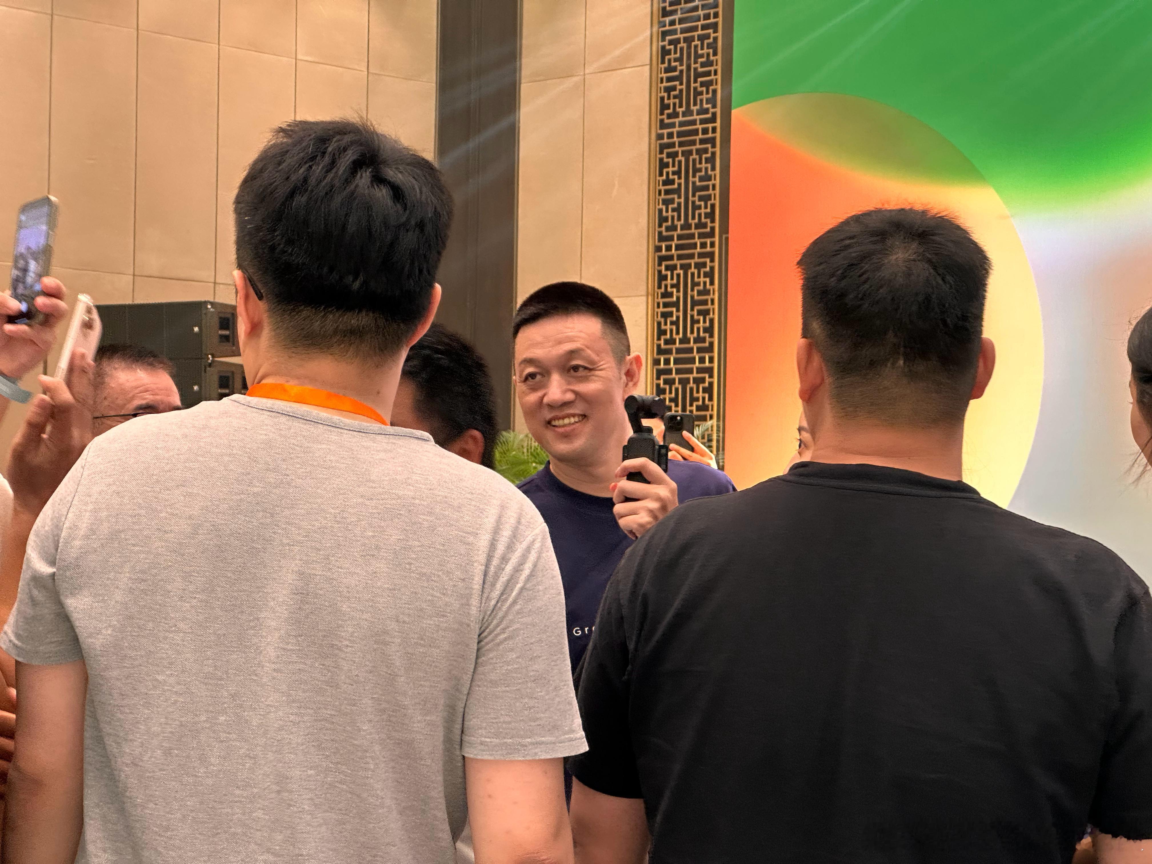 蔚来用户年会，热烈！李斌又被包围了[嘻嘻]有意思的是，在刚才开场时，李斌说这次k