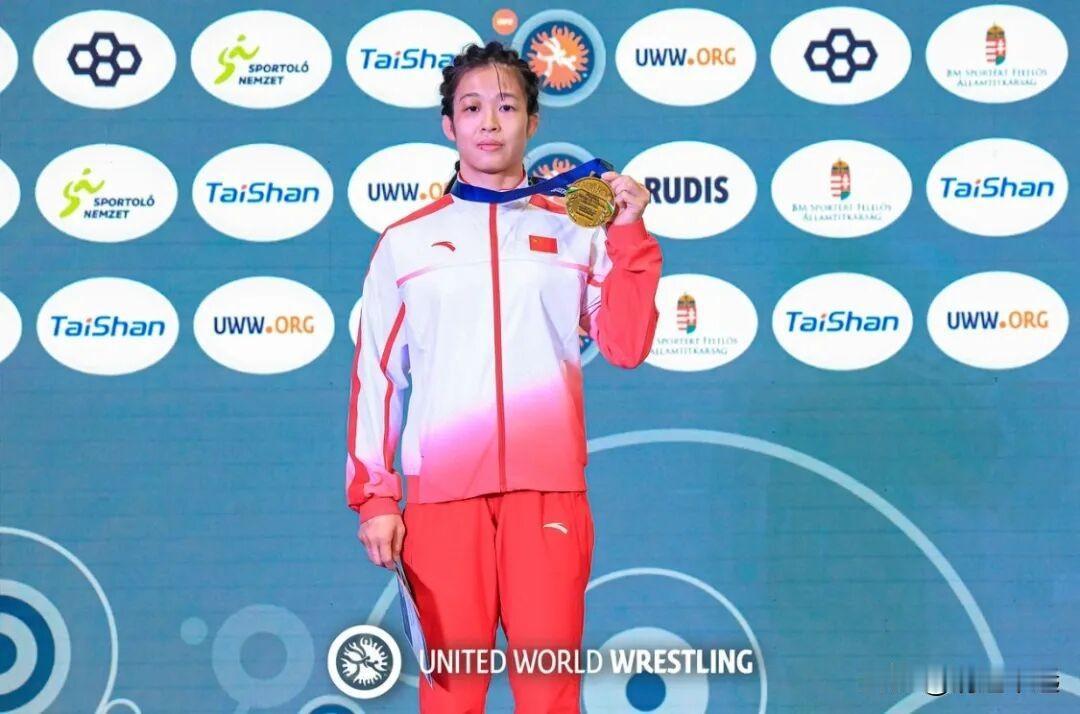 清远英德女孩冯紫琪扬威国际赛场！冯紫琪决赛12:2逆转美国选手拿下摔跤金牌。20