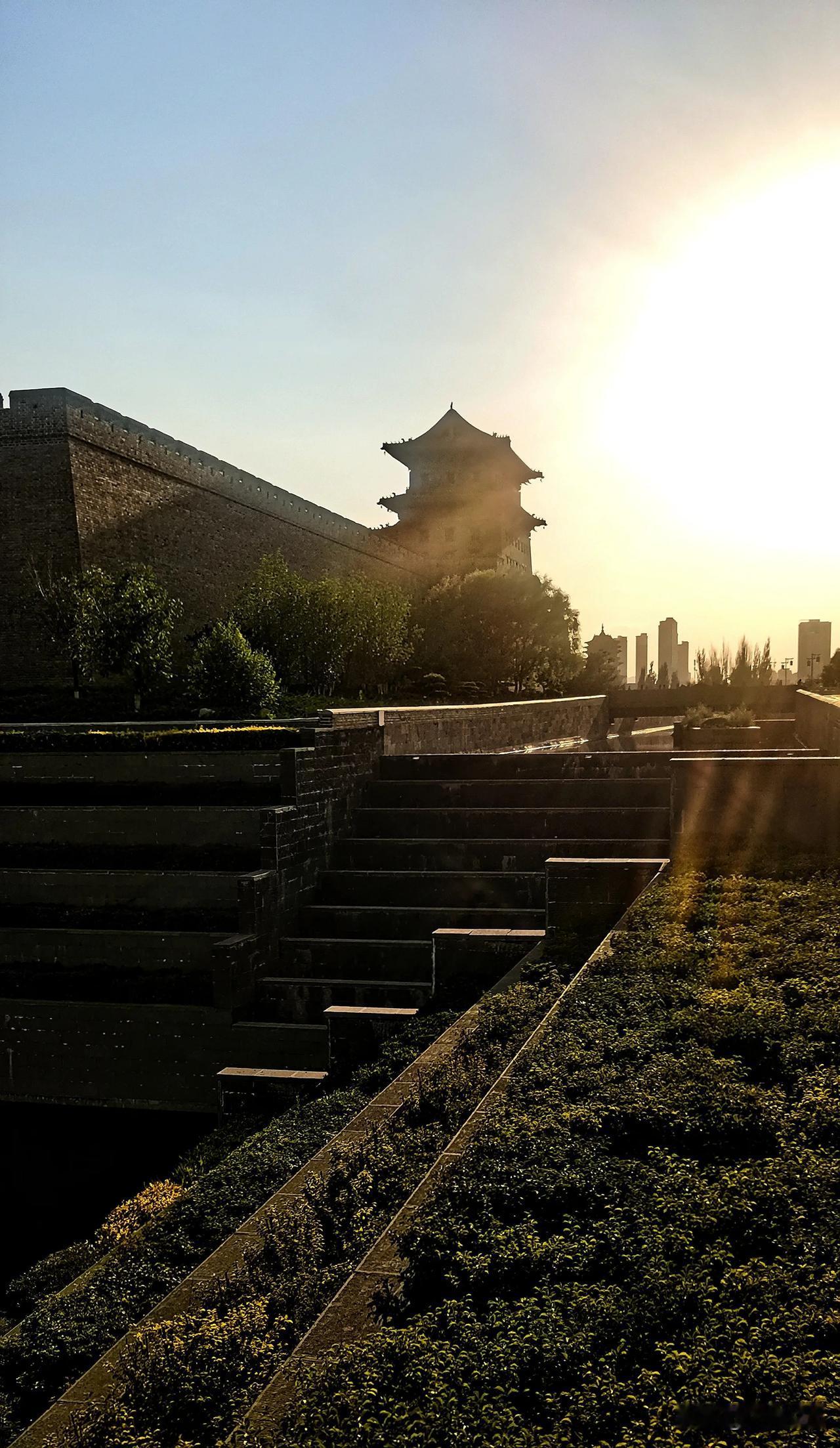 大同古城（原创）
       从这个角度看上去城墙很特别  这是因为古城东面地