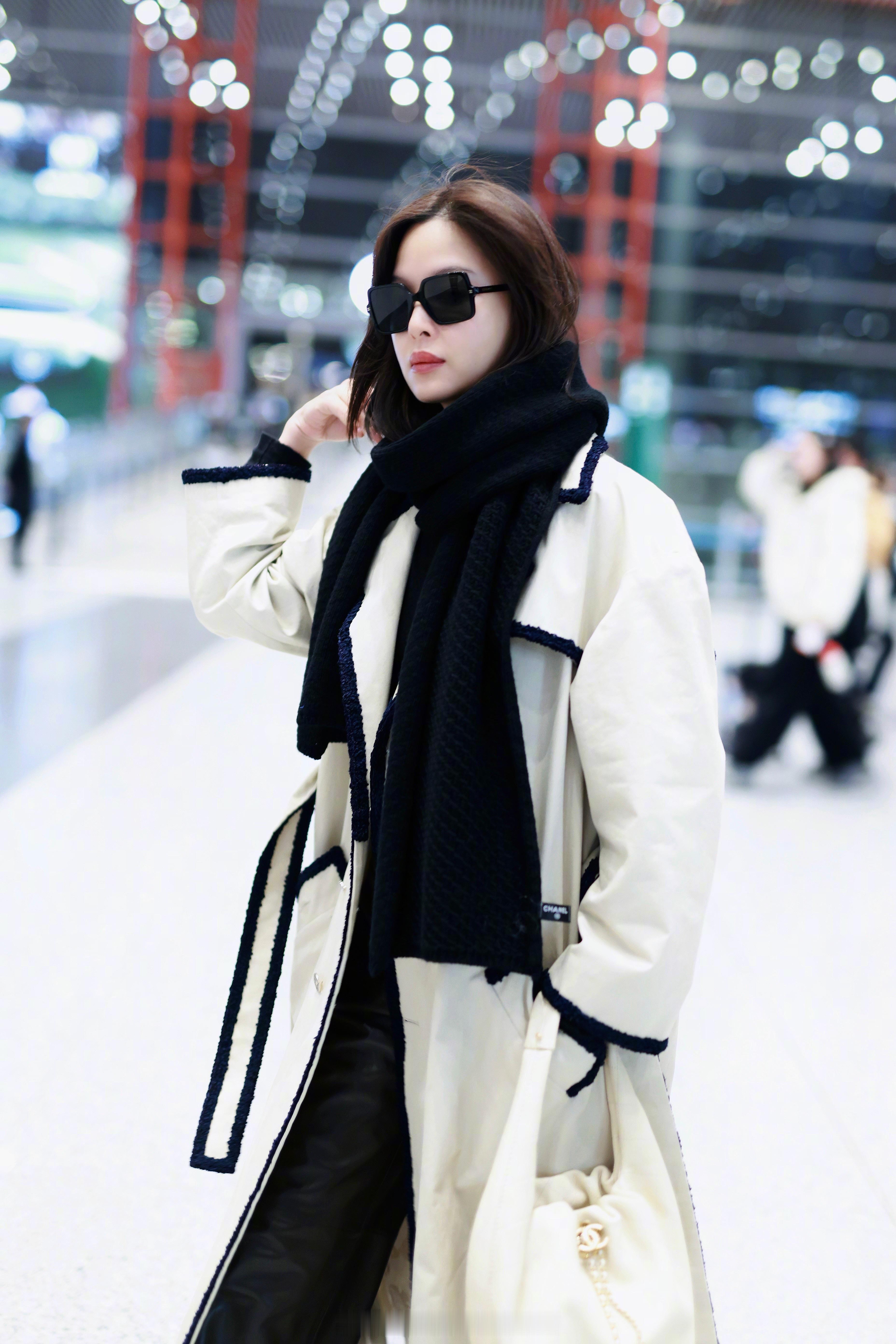 辛芷蕾出发看秀！她身着 𝐂𝐇𝐀𝐍𝐄𝐋 2026春夏预告系列米色风衣现