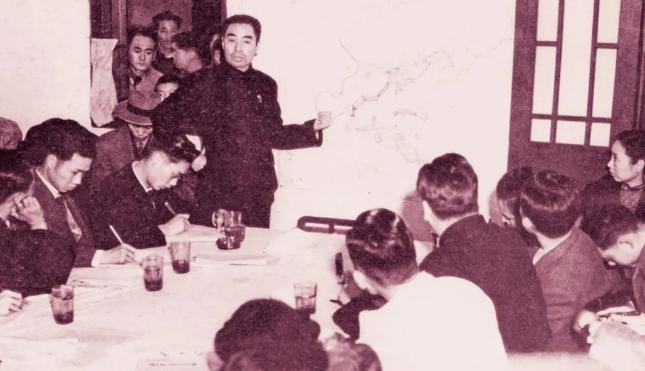 1946年，周恩来到南京继续与国民党谈判，南京离淮安只有三百多华里，他很想回淮安