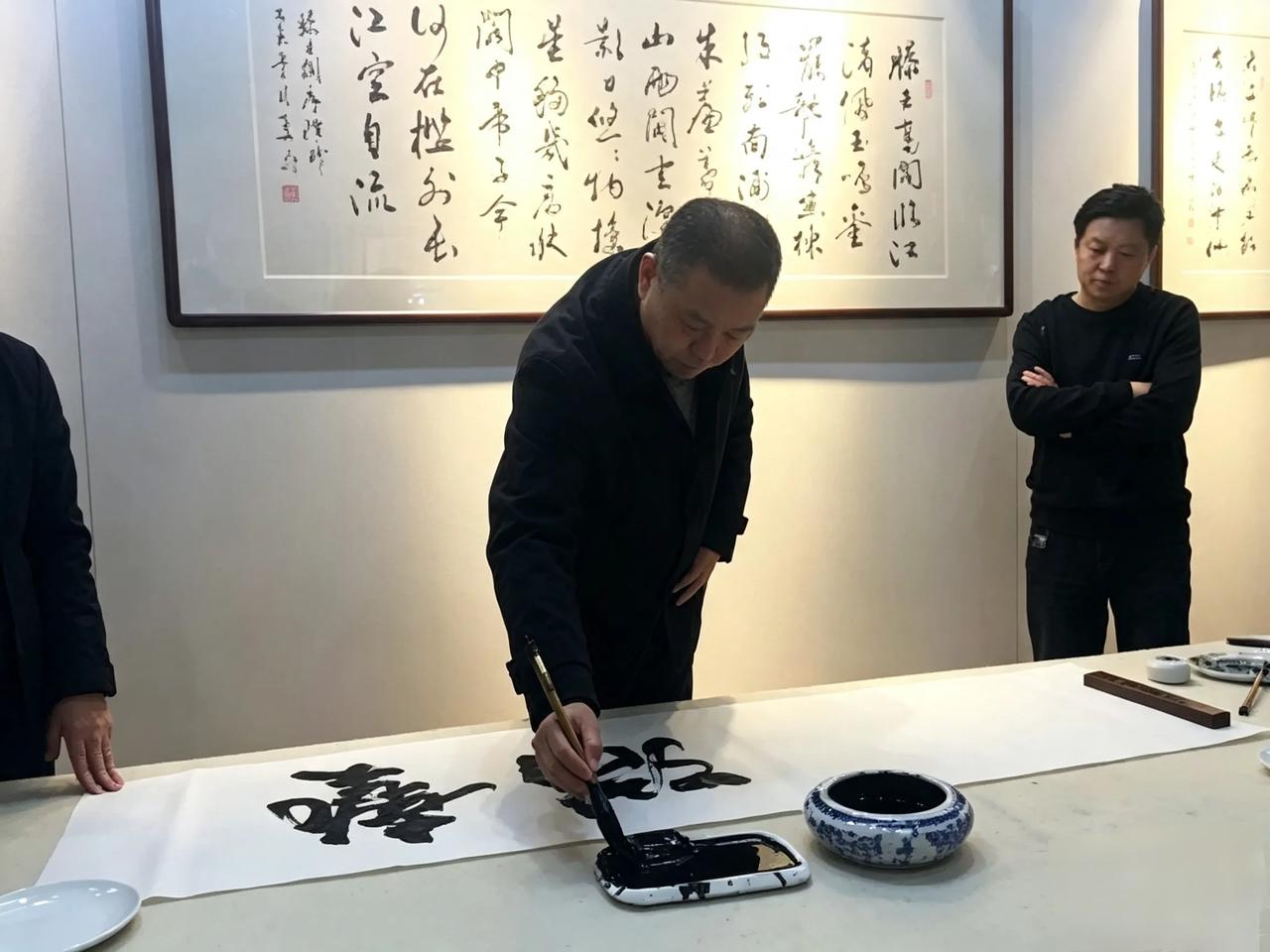 如何评价姜昆的书画艺术？
 姜昆的书画作品频频参与拍卖，业内和普通观众的看法始终
