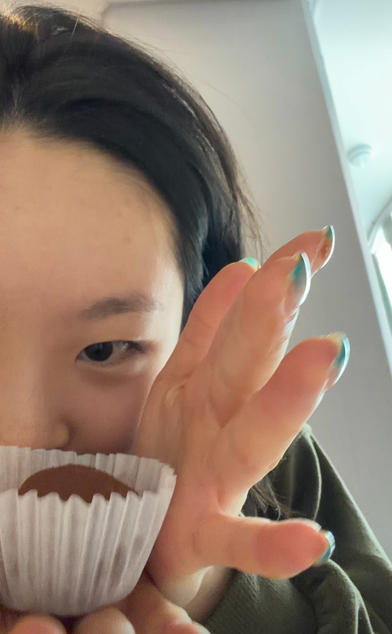 咱玉凤也喜欢蓝色美甲，如此有品味的小女孩 