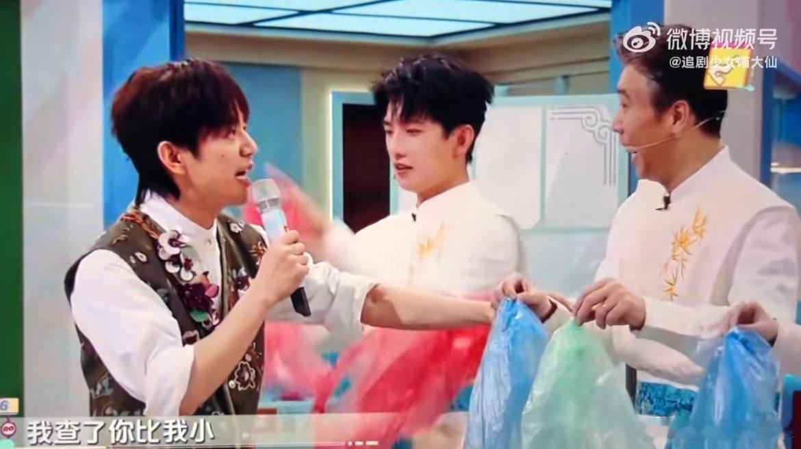 李乃文年龄居然比何炅小6个月 本以为李乃文是叔圈 “前辈”，没想到何老师才是，这