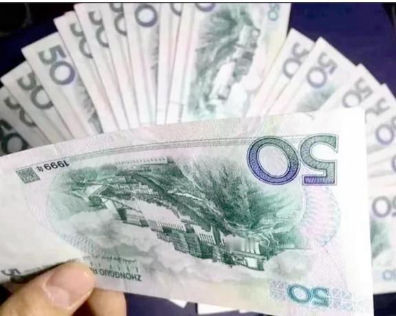 “恩将仇报！”2023年，贵州的一位老人在田地劳作时，意外捡到107张面值为50