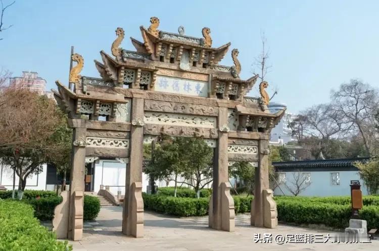 明朝东林党人，一边在朝堂中崇尚廉洁奉公，政治清明的形象，还在地方大办东林书院讲学