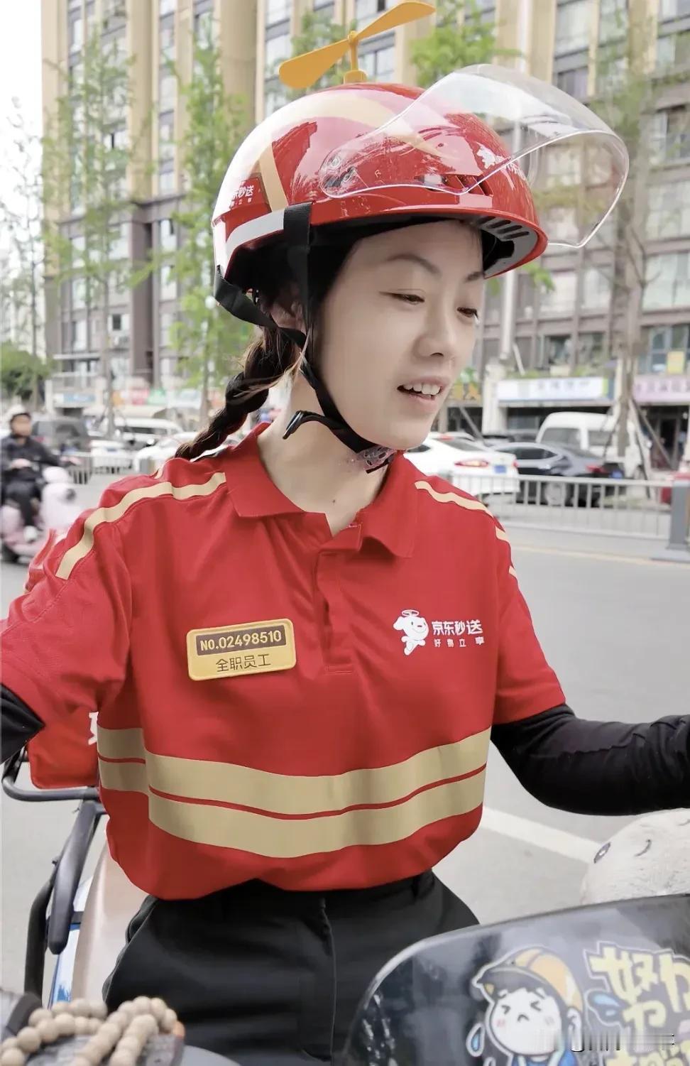 这么漂亮的成都女生都去京东送外卖了吗？

长这么漂亮，干什么不好？偏偏去送外卖，