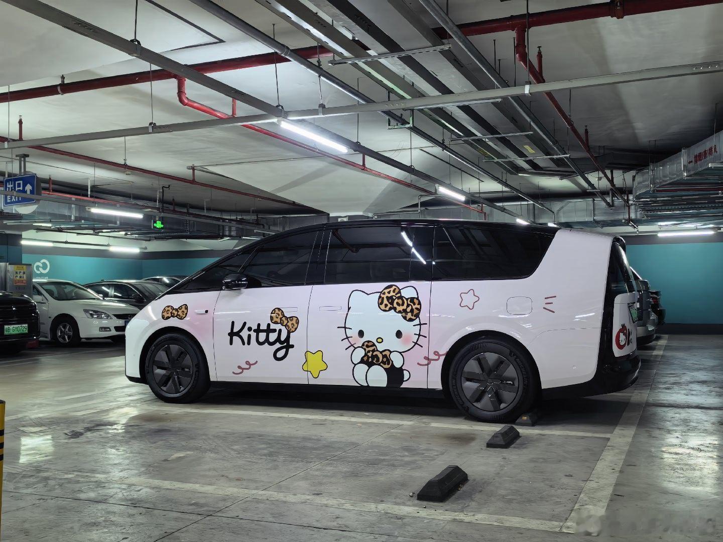 邻居把他的理想mega贴成了HelloKitty，太好看了，我一个男的都喜欢