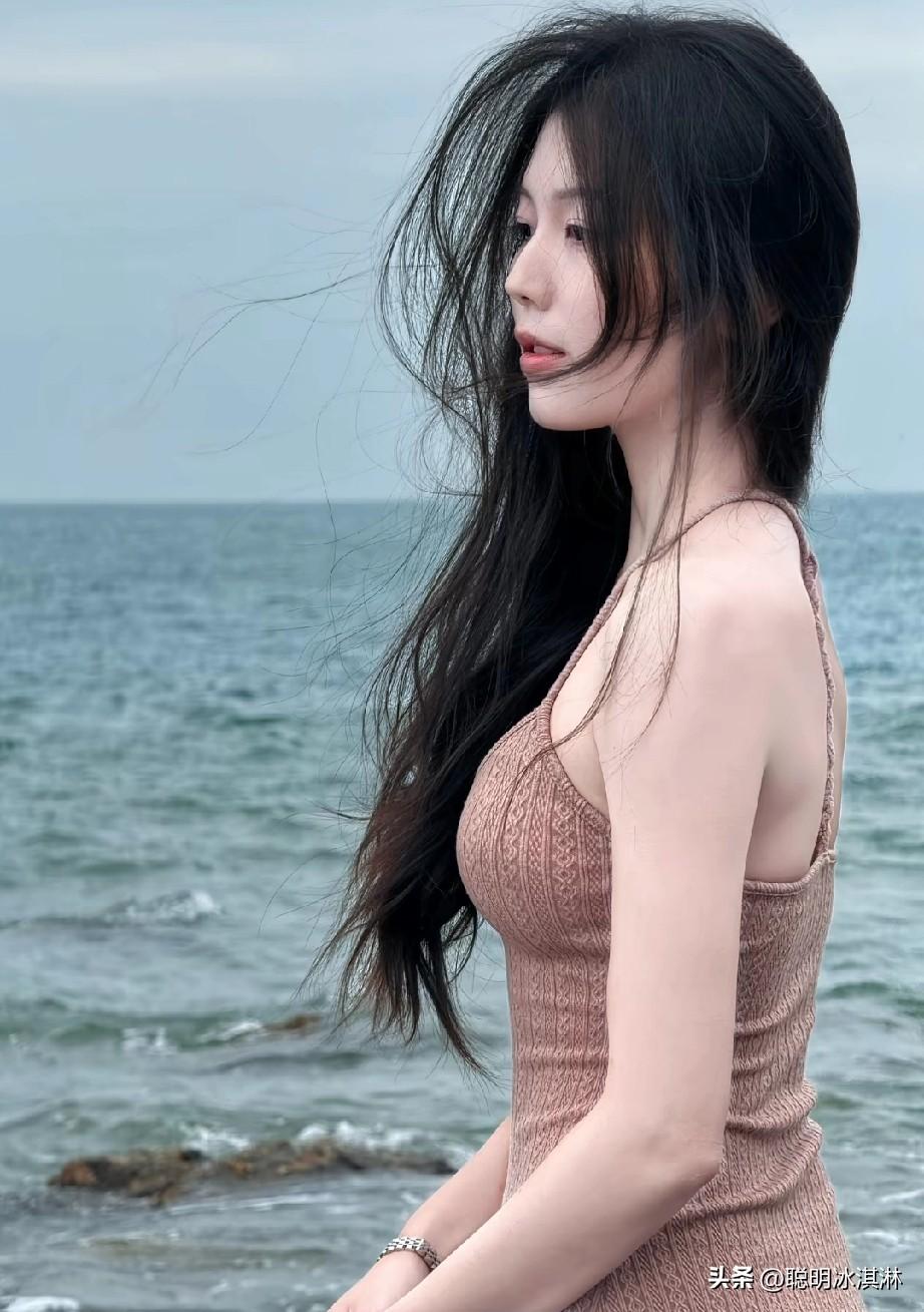 海边漫步，微风拂面，长发飘逸，享受宁静时光。