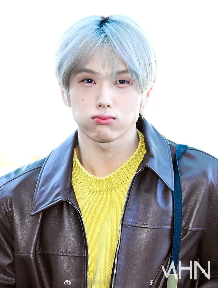 朴志晟今日机场新闻图 