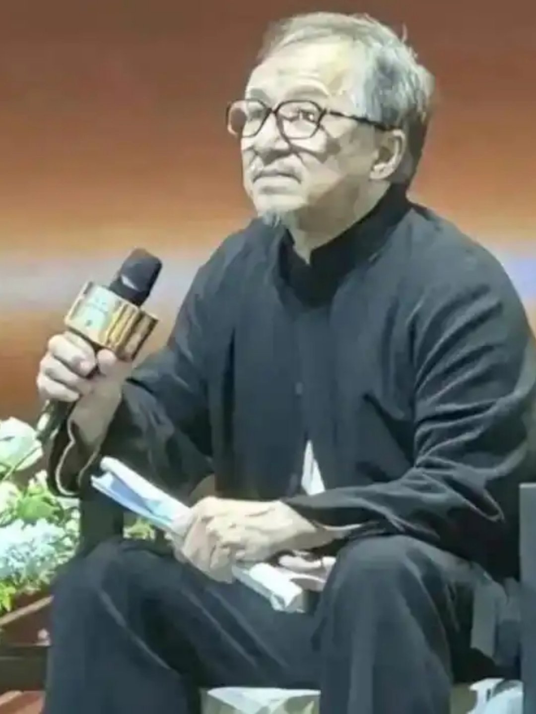71岁的成龙 有网友拍到71岁满头白发的成龙大哥与朋友聚餐。大哥手拿食物往嘴里送