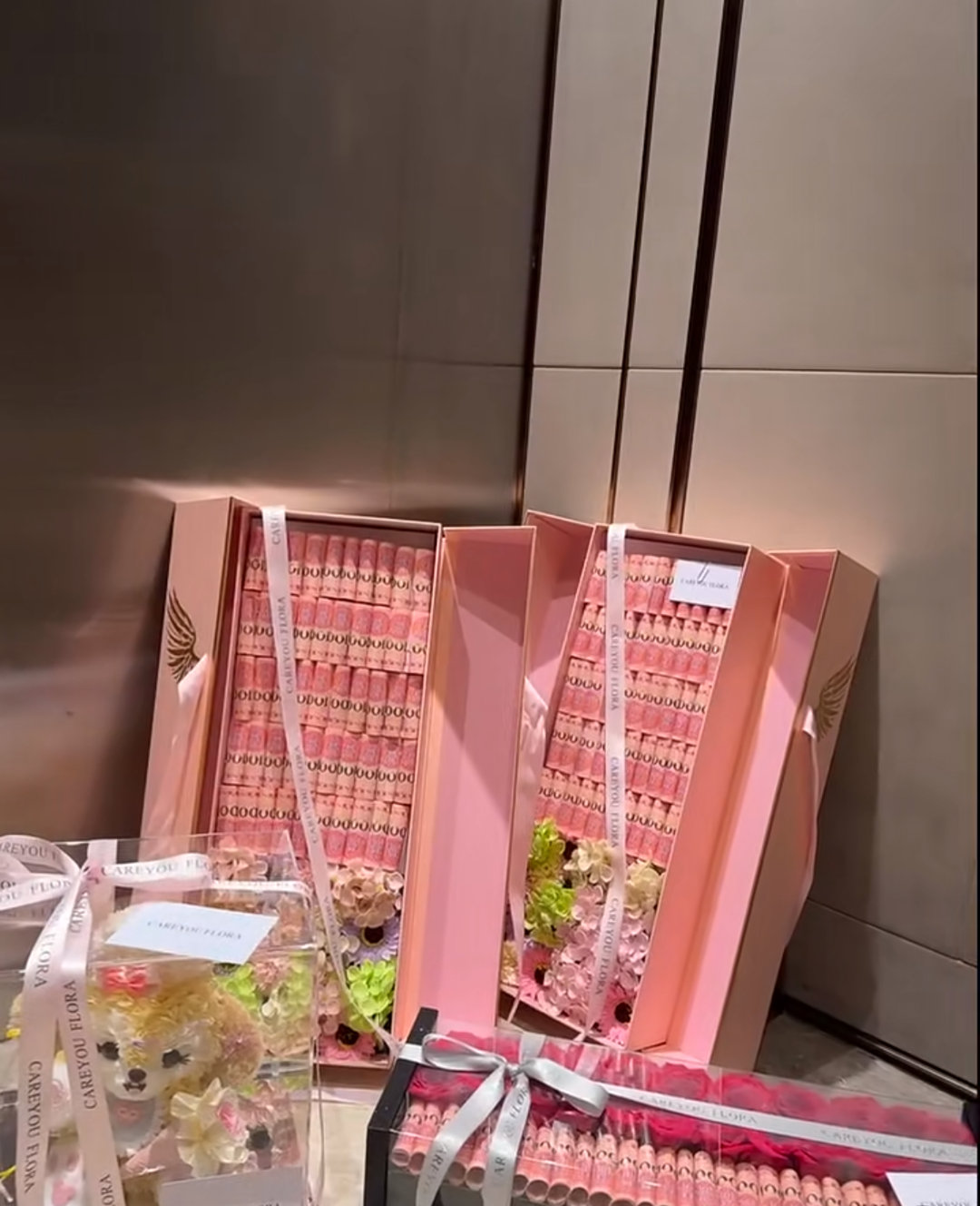 有了物质，细节会淡化，没有物质，细节会放大，上了年纪的快乐，都是需要金钱来维持的