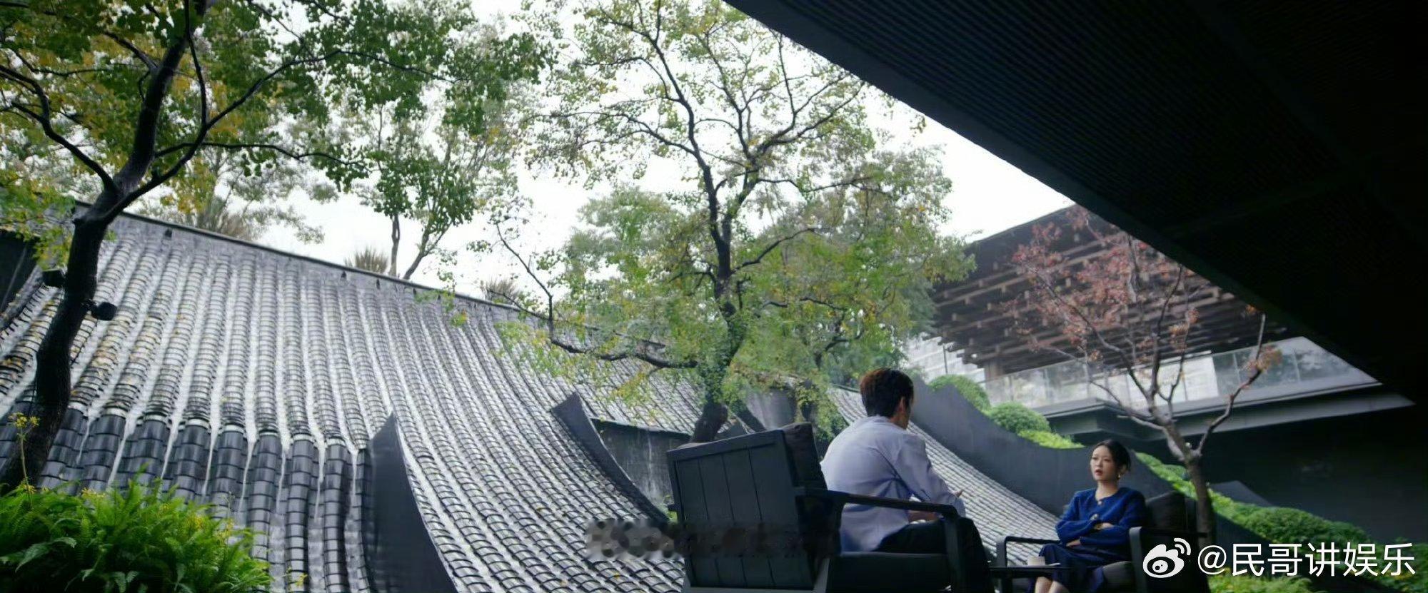 在这里上班班味都会变淡吧 式伦画廊的工位是艺术本身：流水淌过中国风屋顶，苹果树下