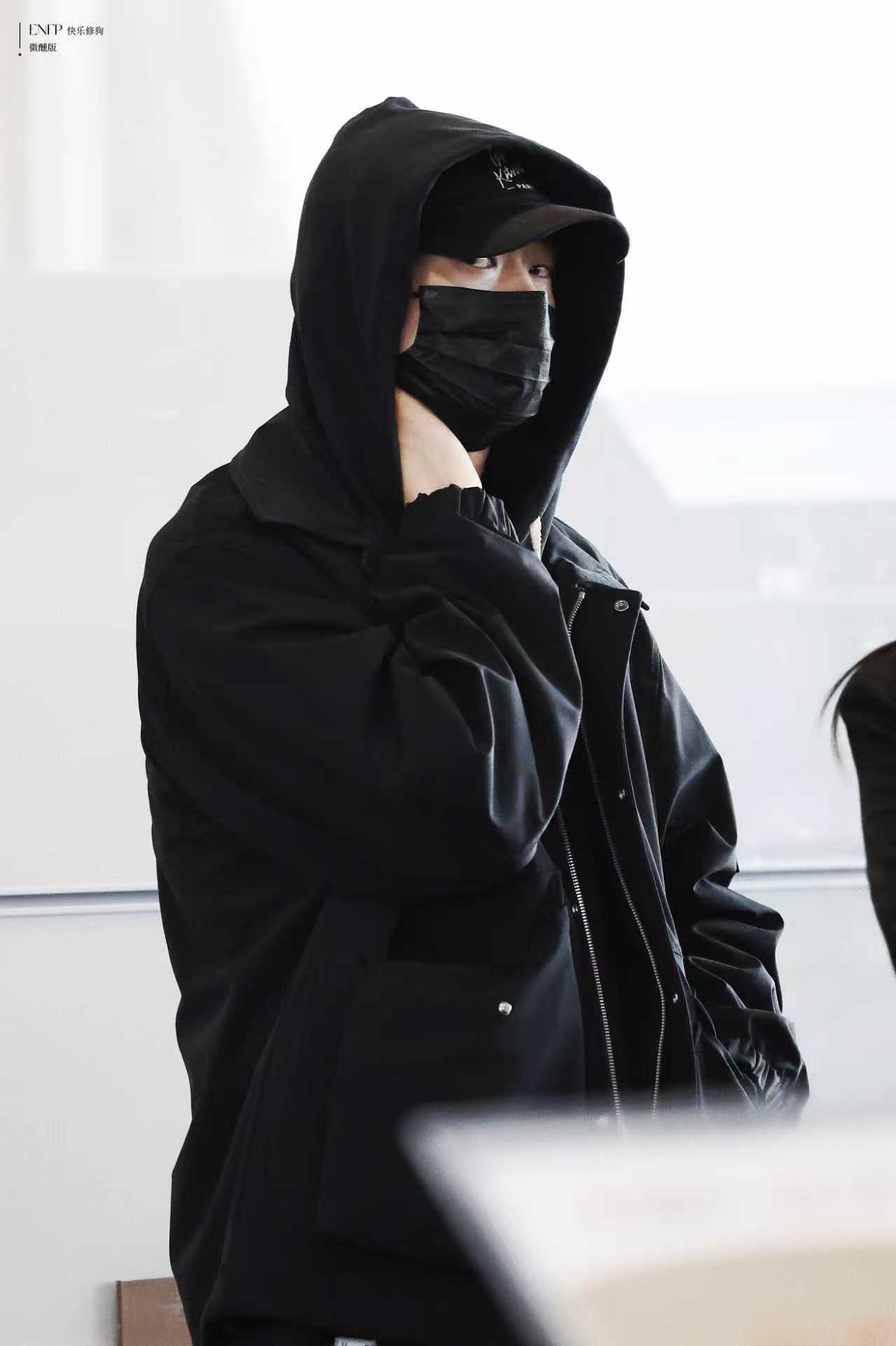 魏大勋上海机场出发路透魏大勋上海机场出发路透来啦！穿的厚厚的让人很安心，不要忘记