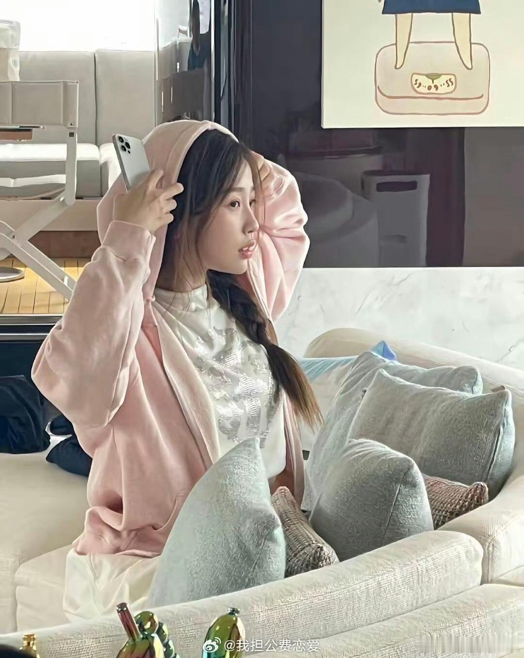 都说虞书欣的侧脸虐 这么一看不是挺可爱的吗 虞书欣黑丝 
