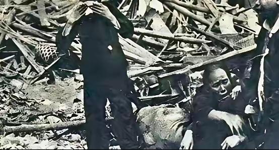 1937年，寒冬凛冽 ，南京大屠杀时，富家太太们被凌辱到令人发指的程度。

日寇