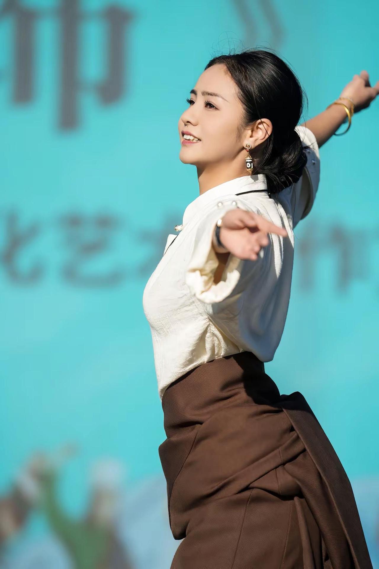 把“凭什么”换成“那又怎样”，把“我不行”换成“我试试”。真正的强大，是允许一切