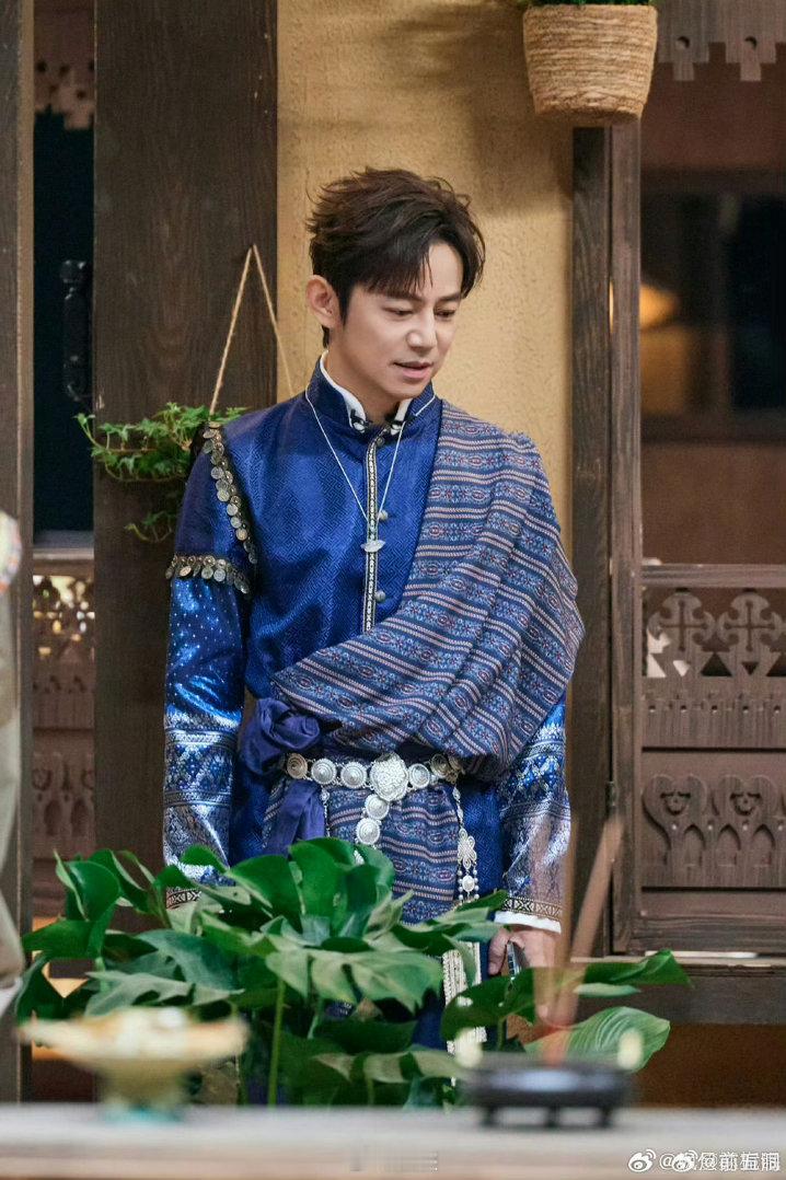 何炅亲爱的客栈也是向往的生活何炅来到亲爱的客栈，王鹤棣贴心带着他四处参观，何老师