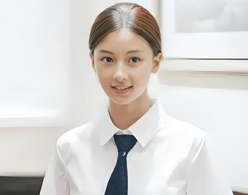 要说七七在演艺圈的发展潜力，有点像看一块还没完全雕琢的璞玉——底子好，灵气足，就