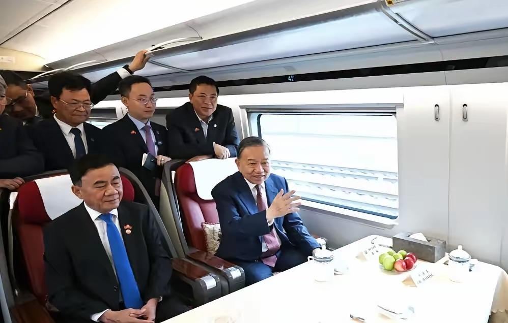 苏林从北京坐高铁到南宁可以说是横穿了大半个中国，这一路不仅亲身感受了中国高铁，一