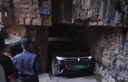 现在有些大爷开车真让人捏把汗。有大爷开着MPV去强穿挂壁公路，进去的时候挺轻松，