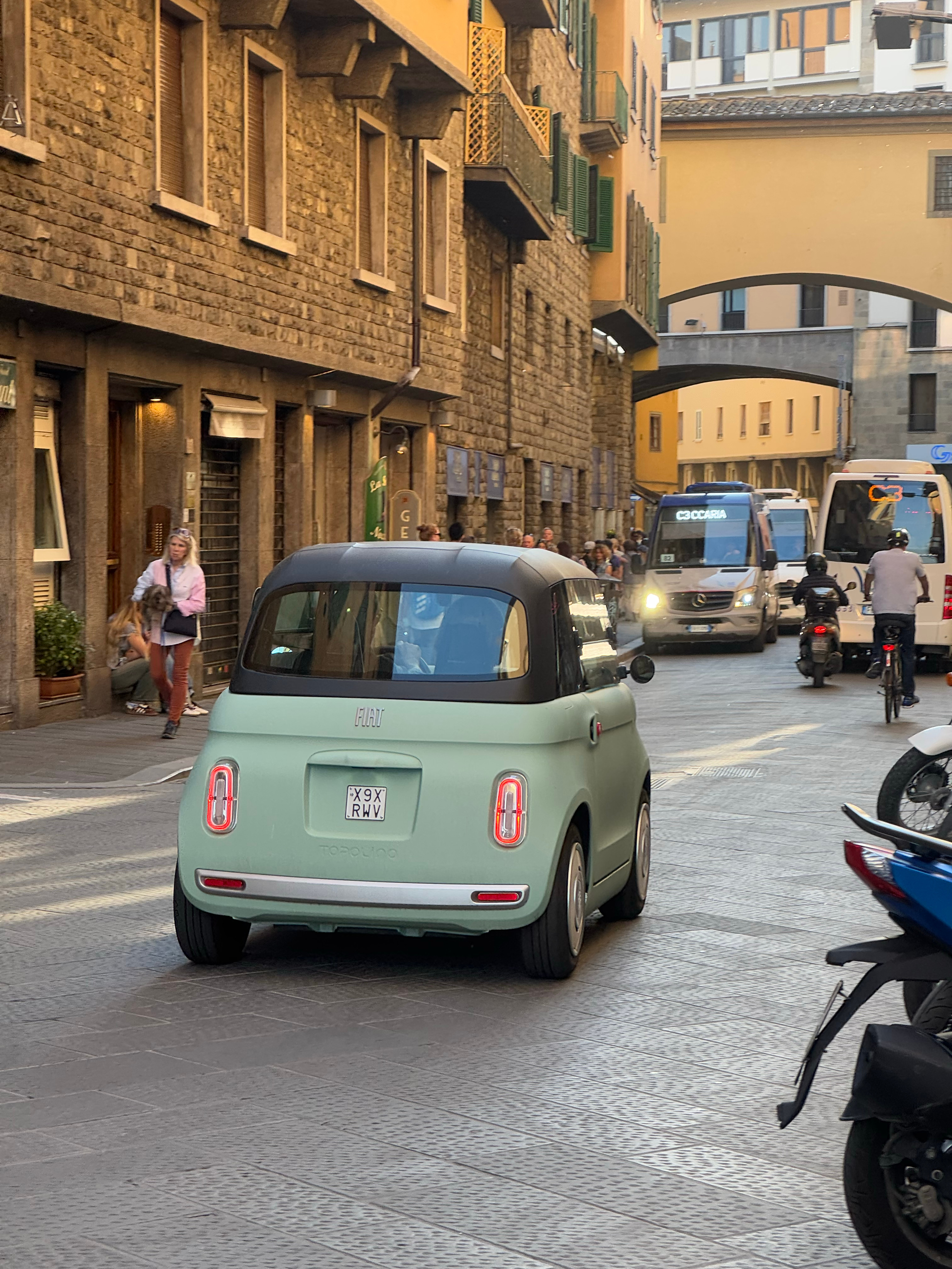 西班牙似乎跟🇮🇹一样：[思考]大街上的纯电就是特斯拉+其他，偶尔见到几台MG