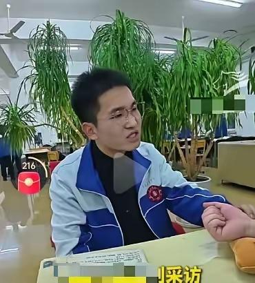 高三学霸不刷题，竟抱着爷爷的老医书自学把脉，同学老师排队求诊！
 
内蒙古通辽这