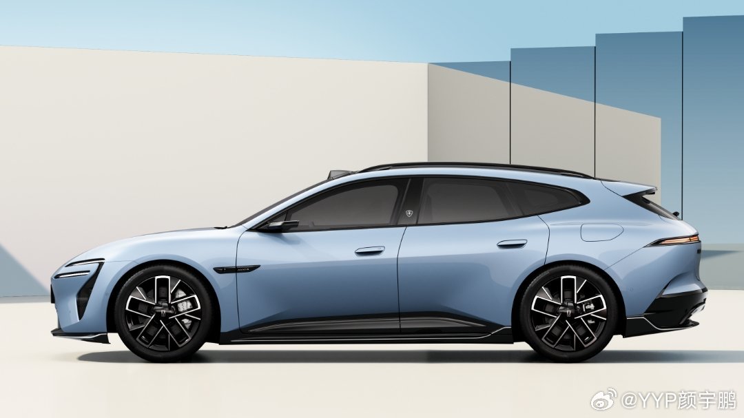 又一台即高颜值旅行车，阿维塔06T，留意一下尾箱的比例，体量不小，实用性应该很棒