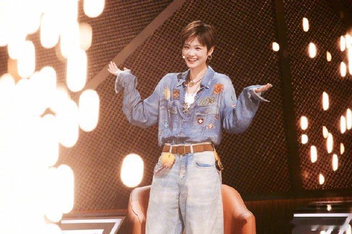 李宇春单膝跪地唱失心疯李宇春北京最有腔调的女人终于懂为什么大家反复刷这段表演，情