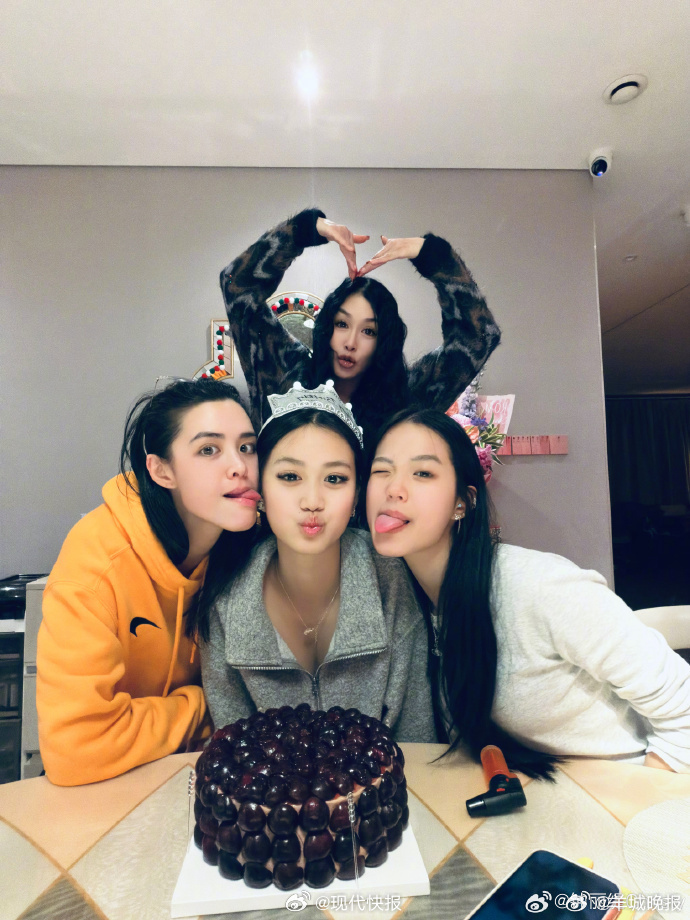 【#钟丽缇为女儿疏忽道歉#】#钟丽缇澄清照片人物不是Jaden#3月23日，发文