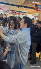 李佳琦主打体力旺旺主打美丽合伙人相处自然、配合到位，李佳琦默默付出扛体力，旺旺从