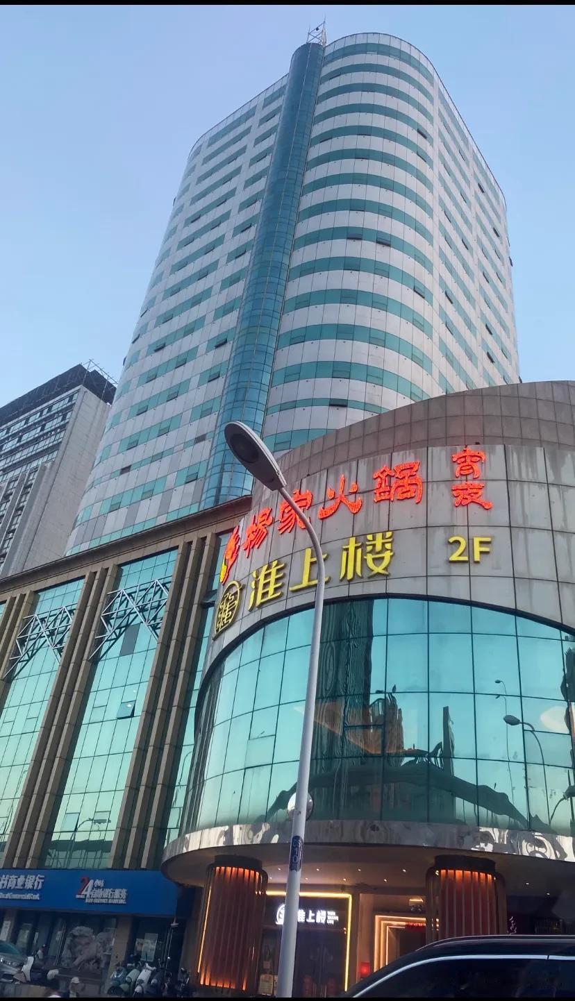 曾经的丰乐大酒店
还有多少朋友能记起呢？
如今没有昔日的辉煌
当时在此区域也是一
