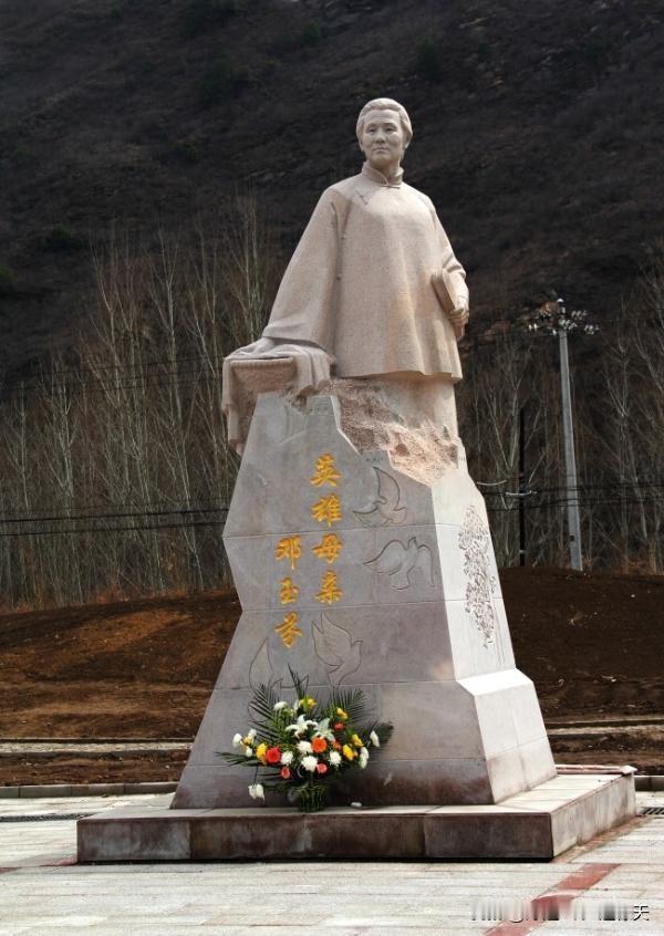 1949年秋天，密云猪头岭村的邓玉芬正在地里收红薯。58岁的她腰弯得很低，手上全