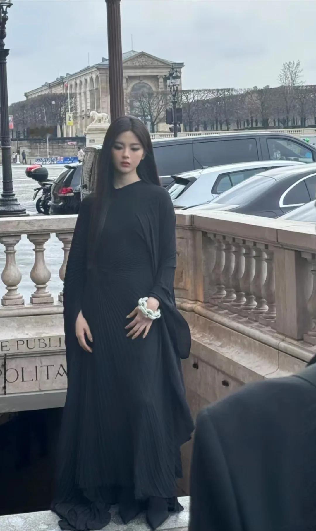 有网友在巴黎时装周偶遇杨超越，她皮肤超级紧致，轮廓特别流畅，身材比例也是超好，真