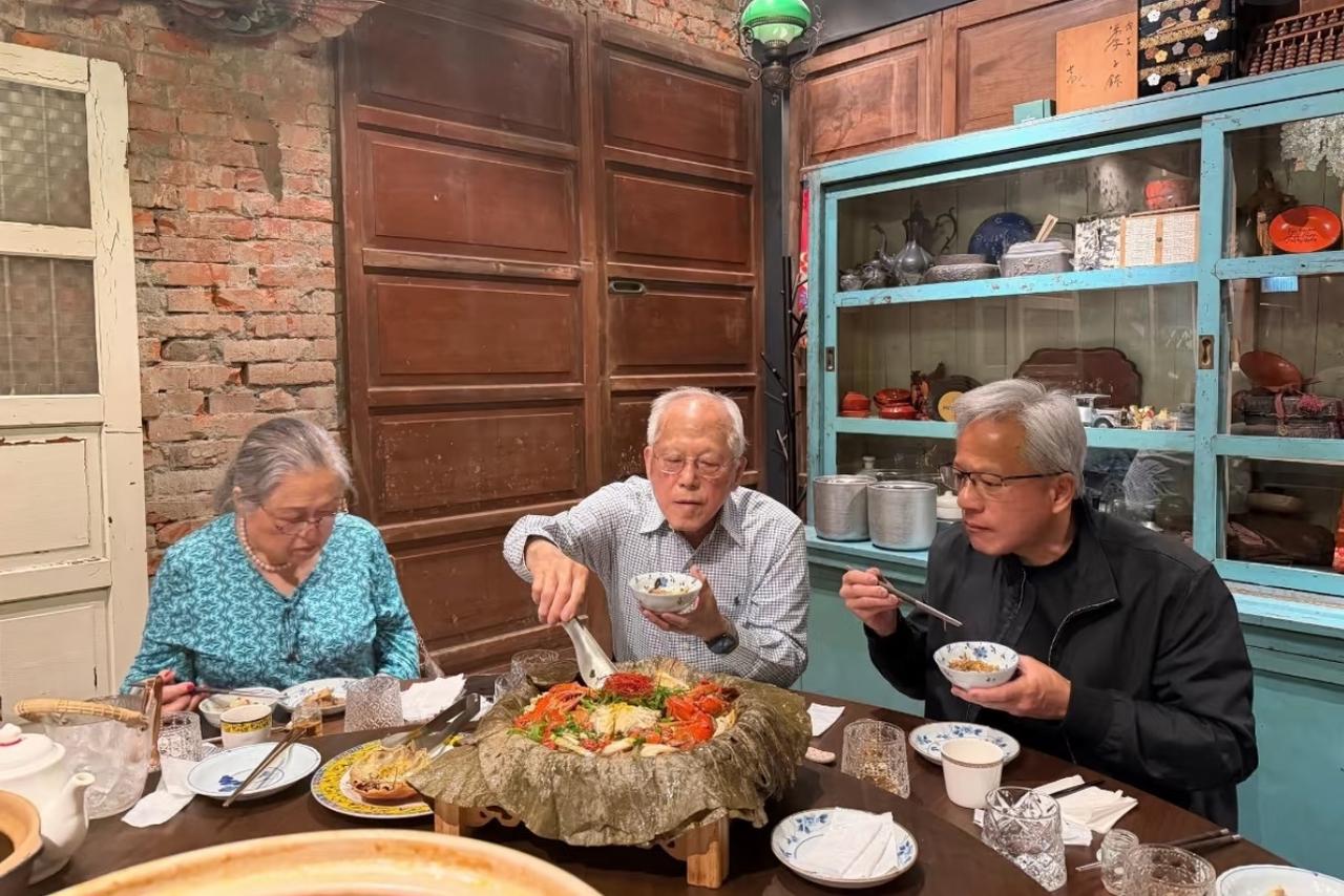 黄仁勋时常会回家和父母团聚，与家人在外面小馆美美吃顿饭。

从这张照片来看，白头