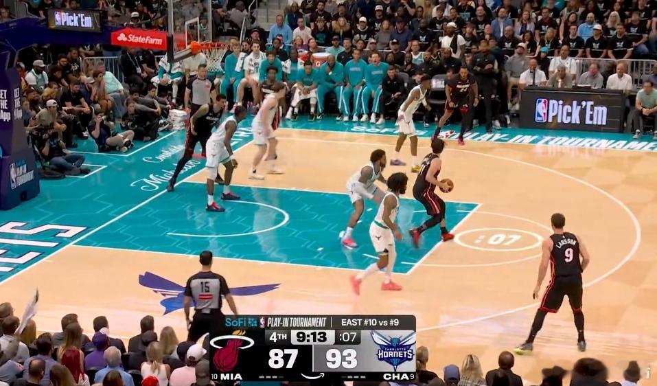 鲍威尔这表现仿佛回到了去年季后赛打掘金的他，打谁都是停球啊，连出手3分的机会都没