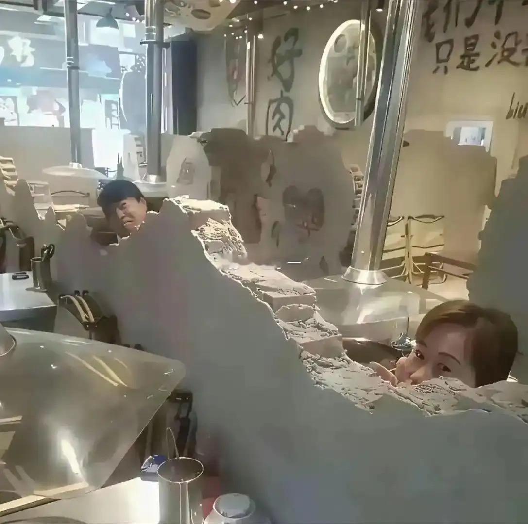 表弟新开的烤肉店，这隔断装修直接看愣我！断墙窟窿式包间，食客隔墙对视吃饭，画风又