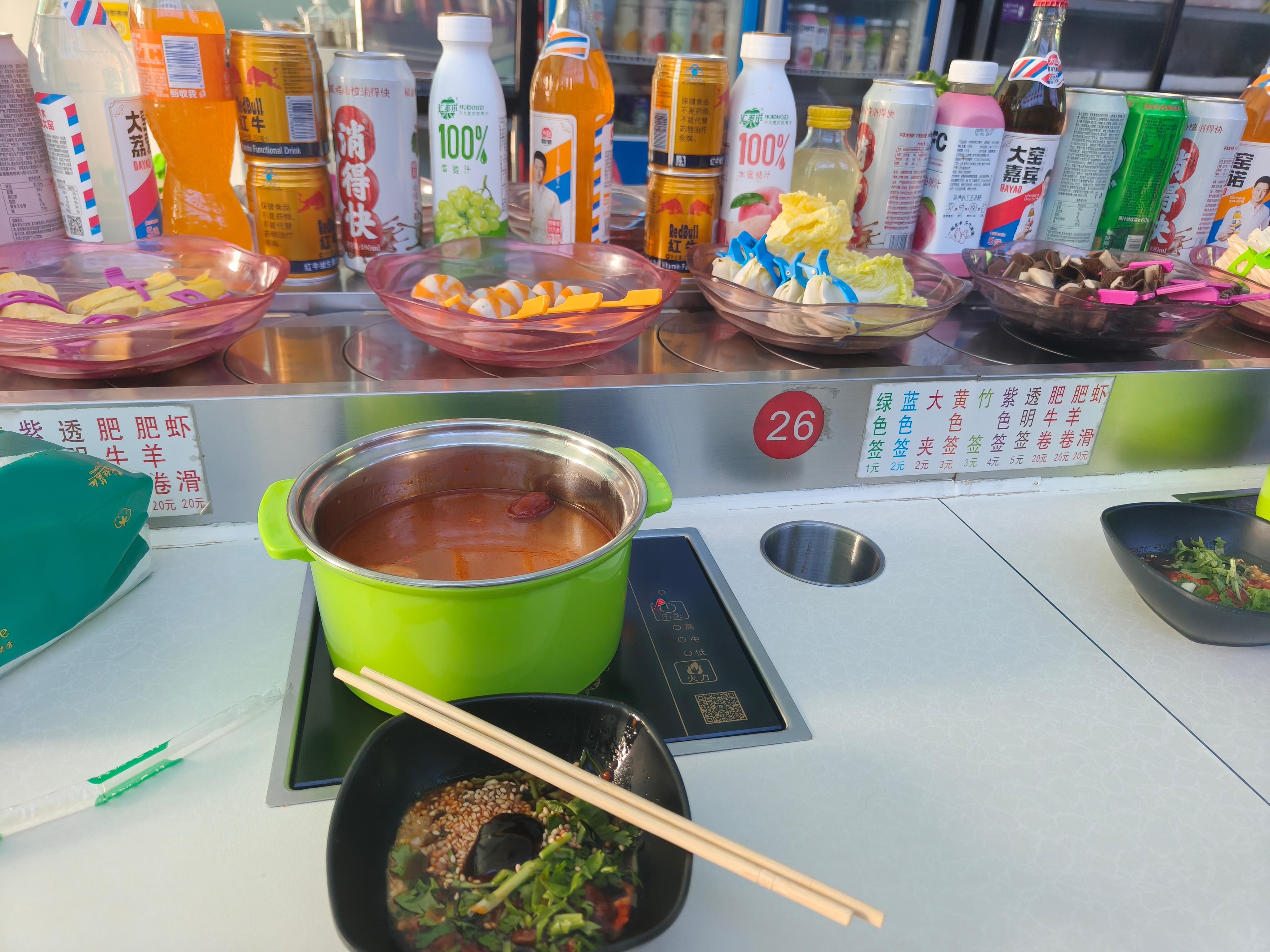 镇上也有旋转小火锅，价格实惠！ 
