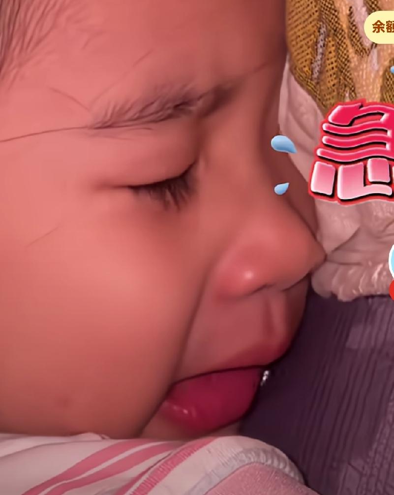 妈妈说女儿晚上睡觉时突然脸部不停抽搐，还流口水，
妈妈被吓得整个人浑身发软，
妈