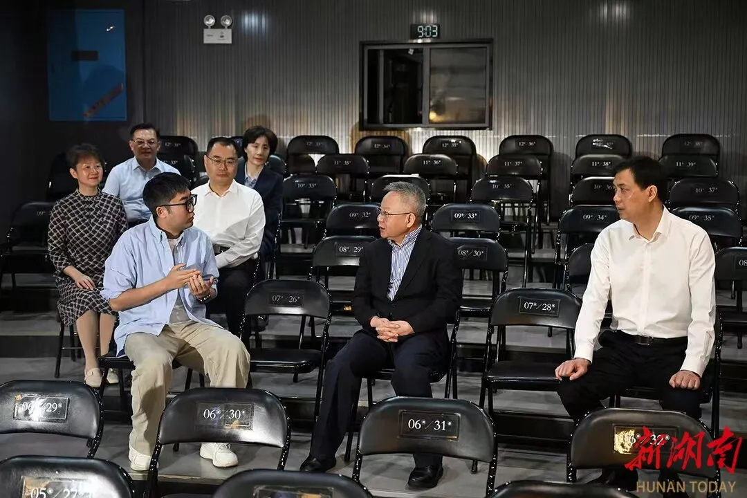 【省委书记走进脱口秀剧场】湖南日报消息，5月4日，湖南省委书记沈晓明在长沙调研新