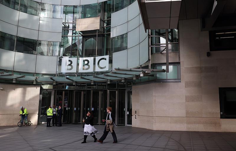 据称知名媒体帝国BBC裁员最近2000人？另外不知道BBC与特朗普之间50亿美金