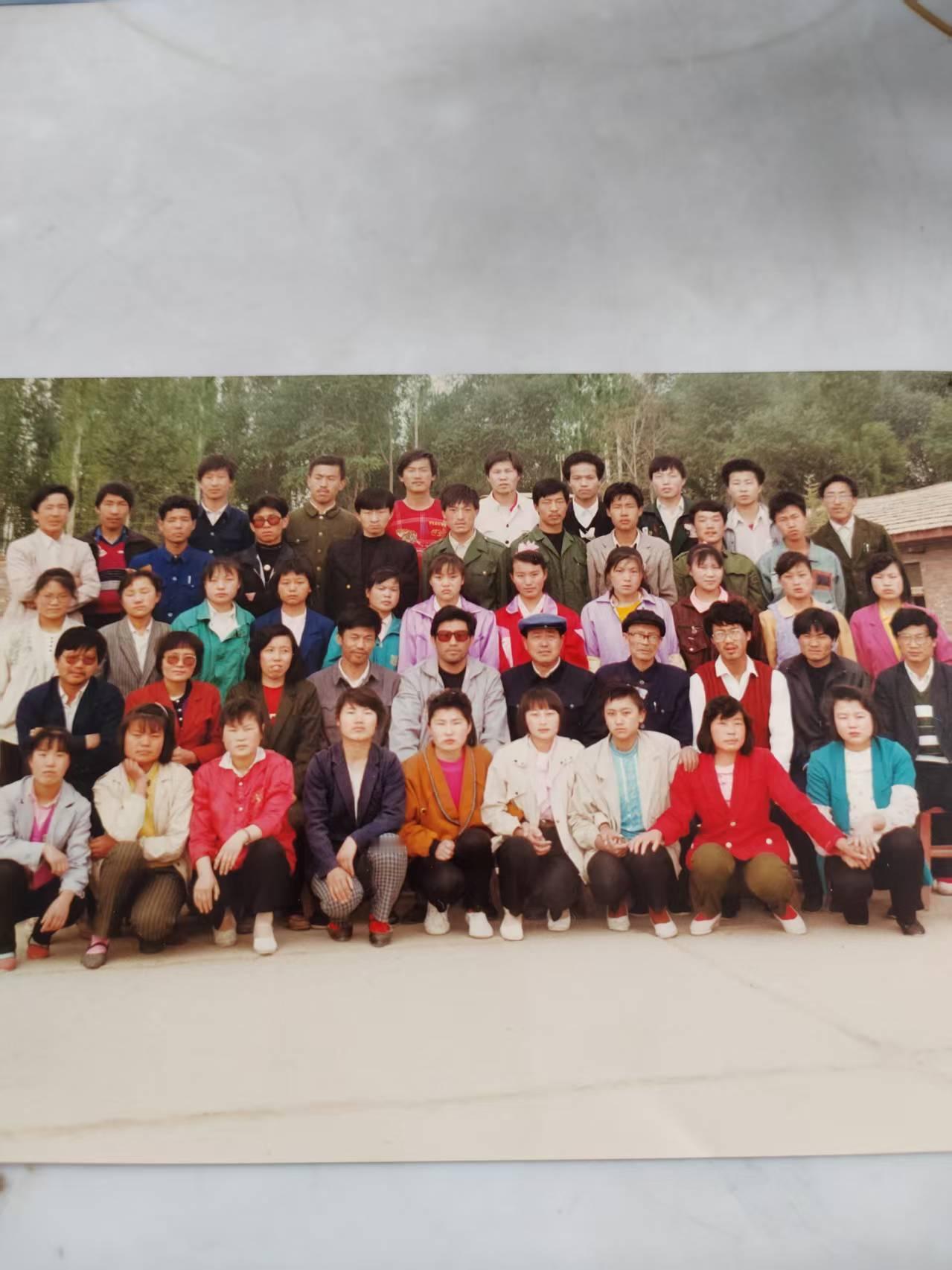 金柳难忘（抒情诗）

黄学勤

她是留在我心中最美的画卷
好長，好長。
五十年前