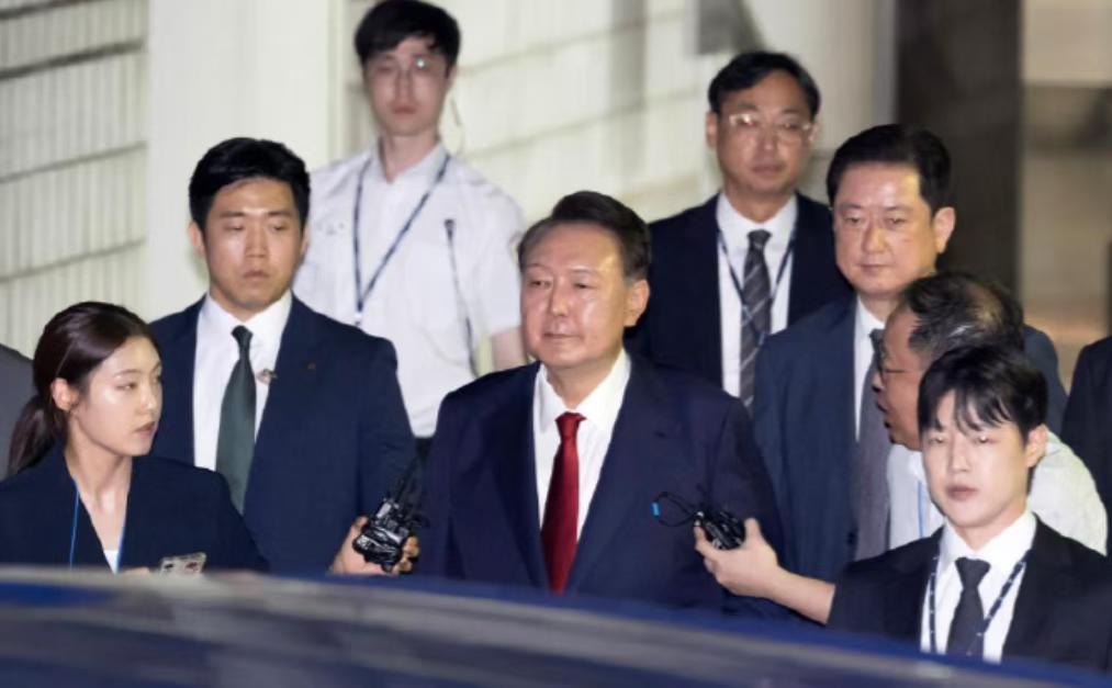 尹锡悦如今多半是后悔了，他至少犯了两个大错。首先，他担任总统那会，真的不应该去得