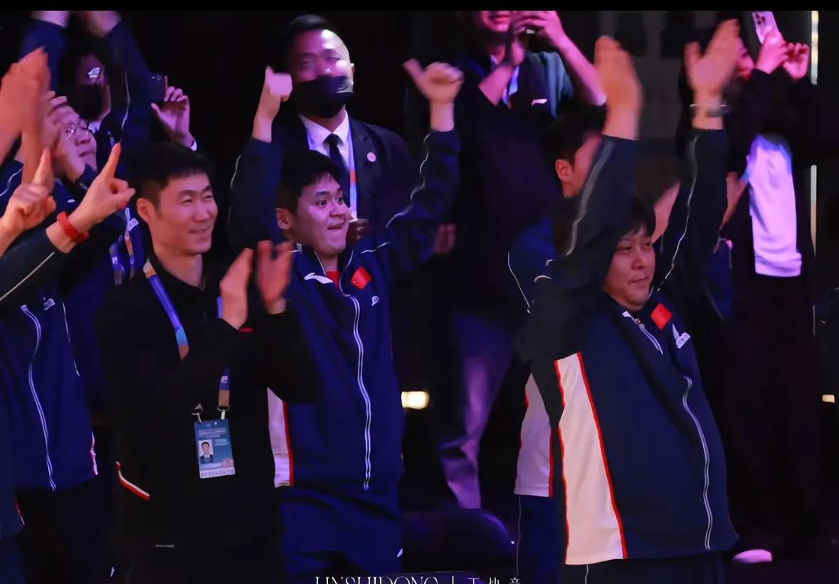 亚洲杯男单决赛王楚钦4一2击败张本智和卫冕成功[赞][赞]
看台上王励勤主席，孙