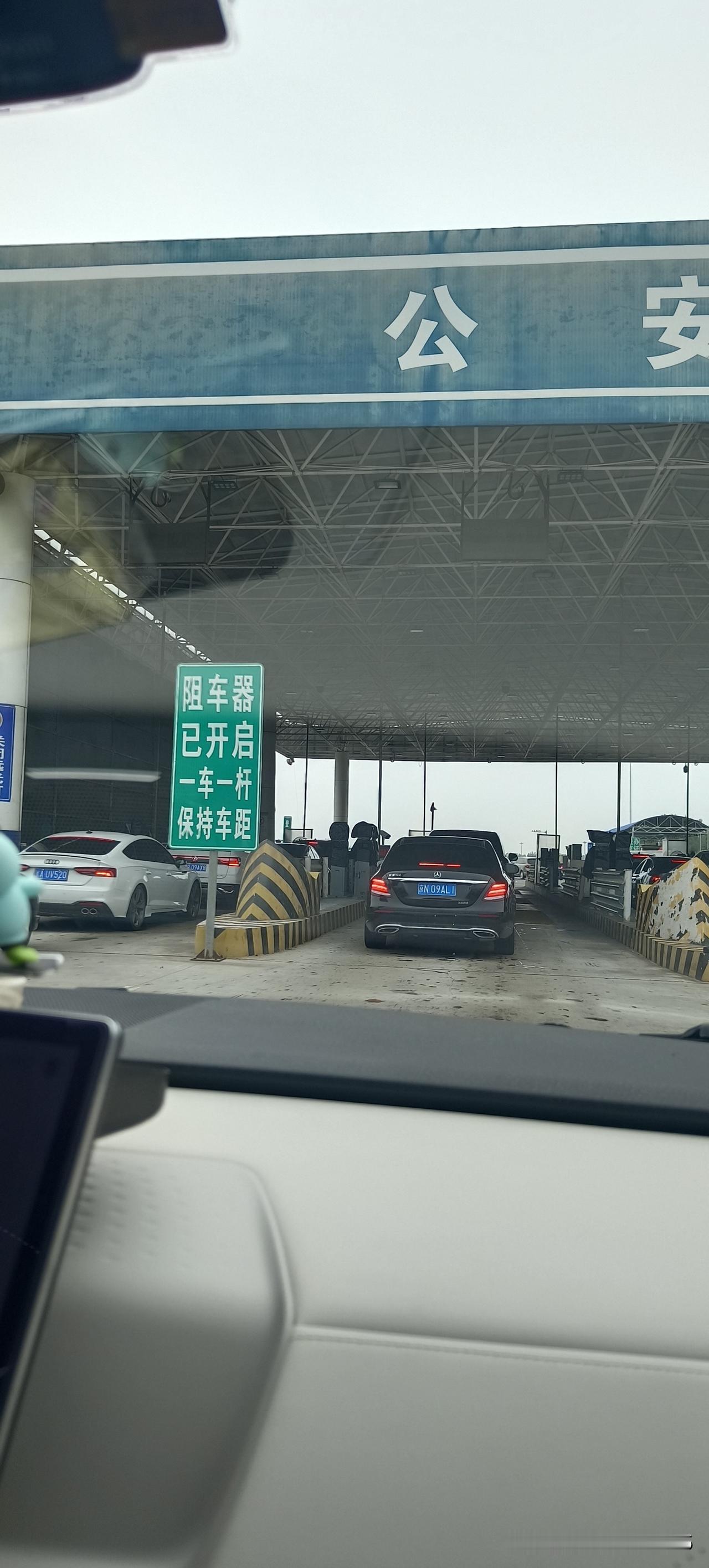 来北京看闺女来了，这一路子一会大雨倾盆，一会碧空万里，这天气真的无语了。
当年秀