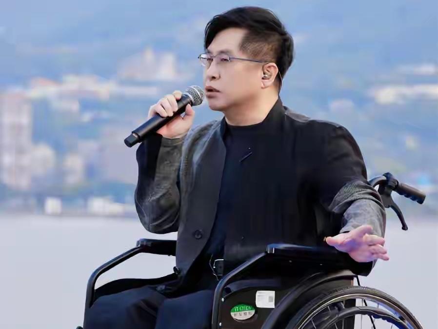 郑智化事件，我们看到了人性的双面性：既想博得同情关爱，却又展现出自私的一面。
